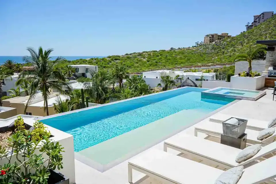 Casa Texas infinity pool and loungers above the ocean